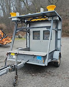 Nissen Mersch LED Absperrtafel FAT Sperrwand Fahrbare Verkehrsleitanhänger Verkehrssicherungsanhänger Verkehrsleittafel Verkehrssicherung Baustellenabsicherung