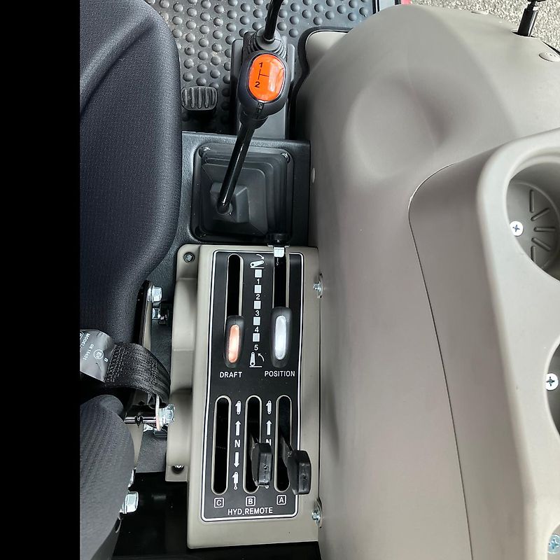 TYM T495 ST mit Kabine und Frontalder