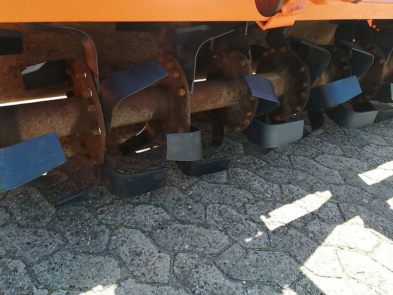 Kongskilde Howard Howard Modell Type HB-205-540T Bodenfräse 205 cm Arbeitsbreite mit 400 mm großen Stützrädern Fräßmesser 100% 48 Stück Schaltgetriebe ohne Kettenkasten zur Rotorwelle über Zahnradantrieb