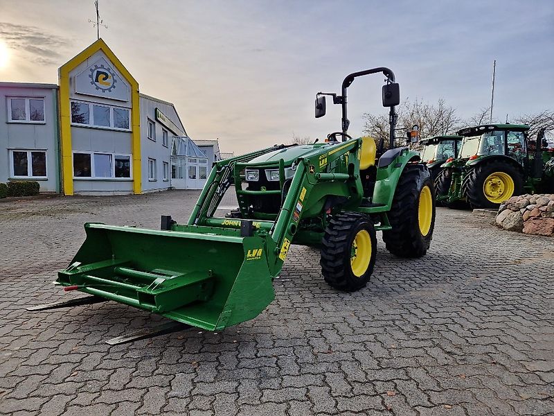 John Deere 4052M mit Frontlader