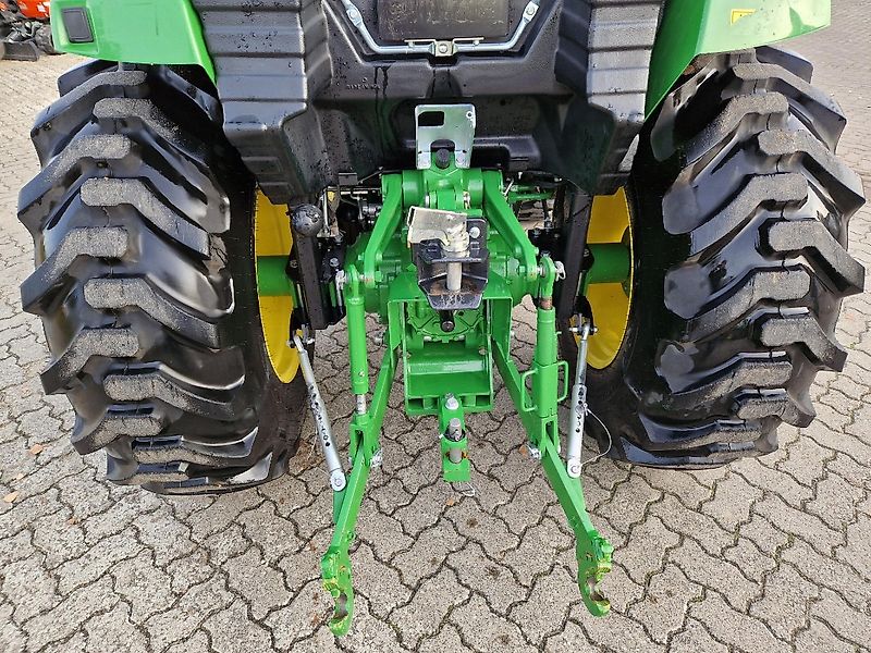 John Deere 4052M mit Frontlader