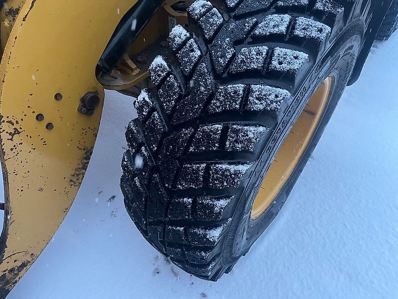 Caterpillar 908 / Zoom Aura, Rasvari