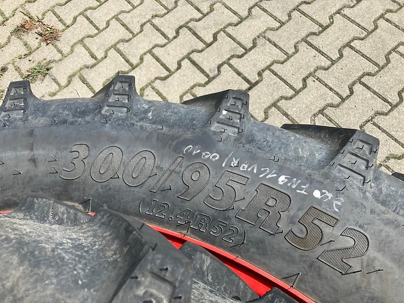 BKT 300/95R52 // 270/95R38 SPUR 1,50M