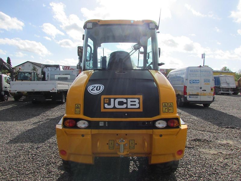 JCB 409 Radlader mit Schaufel und Gabel