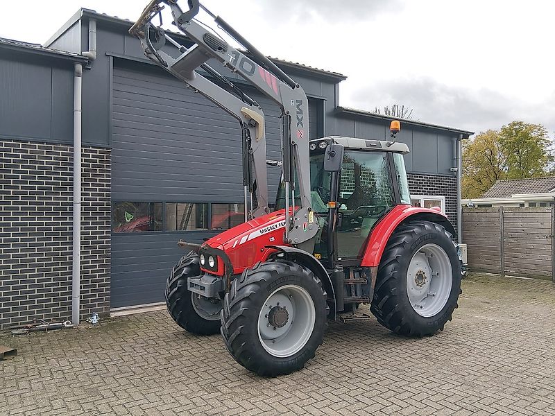 Massey Ferguson 5445 Dyna-4 met Voorlader