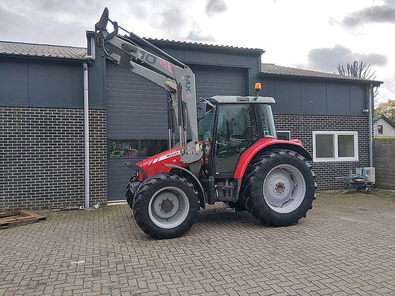 Massey Ferguson 5445 Dyna-4 met Voorlader