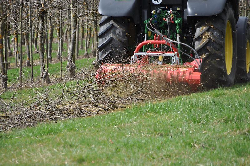 Humus PHL 160 Anbau: Front oder Heckschub über Dreipunktbügel mit KAT. 1 + 2. Leistungsstarker Mulcher