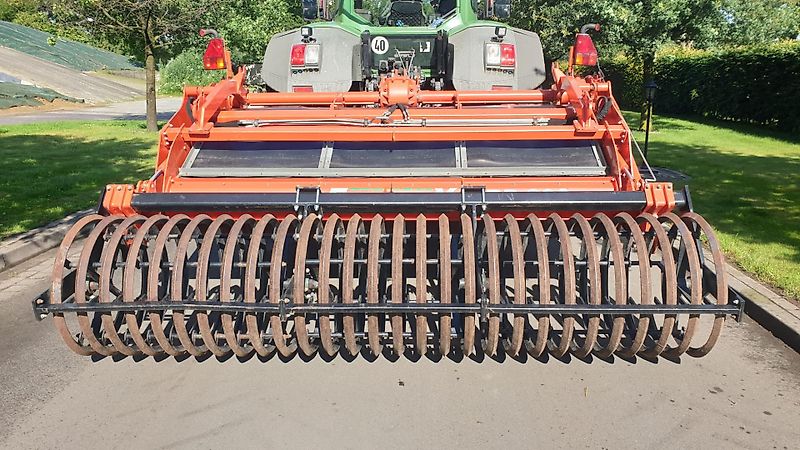 FarmaX Farmax LRP Profi 300 300cm Arbeitsbreite 55cm Arbeitstiefe Mit Hydraulischer Arbeitstifeneinstellung 5Grubberstile 100% Pakerwalze 80cm Durchmesseer Kampfgewicht 1700kg Fremdörpersicherun über Nockenschaltkupplung Nockenringwalze 80cm