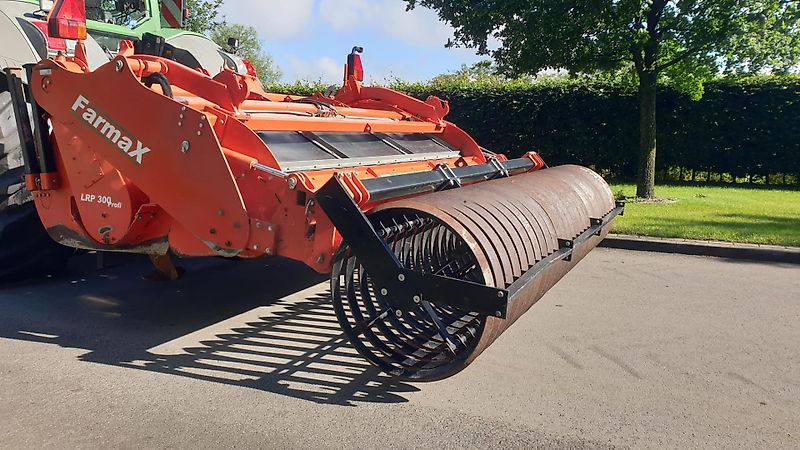 FarmaX Farmax LRP Profi 300 300cm Arbeitsbreite 55cm Arbeitstiefe Mit Hydraulischer Arbeitstifeneinstellung 5Grubberstile 100% Pakerwalze 80cm Durchmesseer Kampfgewicht 1700kg Fremdörpersicherun über Nockenschaltkupplung Nockenringwalze 80cm